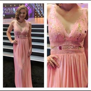 Beautiful maxi dress with detailed waistline! This dress is so pretty!!